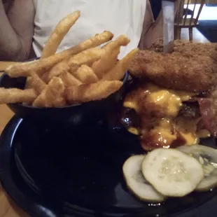 BBQ Mac n Cheese Burger, no bun...the Mac n&apos;cheese makes the bun!!!