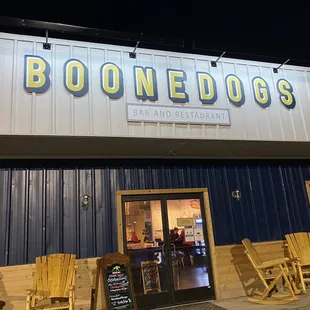 the front of a restaurant at night