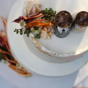 Custom wedding cake details