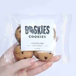 Mini pack (4-cookies) on the go! Easily fits in your purse/briefcase for that afternoon snack!