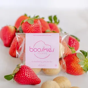 Strawberry Preserves mini pack (4-cookies). Soft, lightly sweetened with organic strawberries. The perfect cookie for a summer picnic.