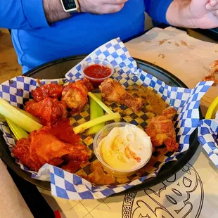 chicken wings and fried chicken, poultry, bbq wings, chicken wings, fried chicken, bbq chicken, food, fried chicken wings, chicken