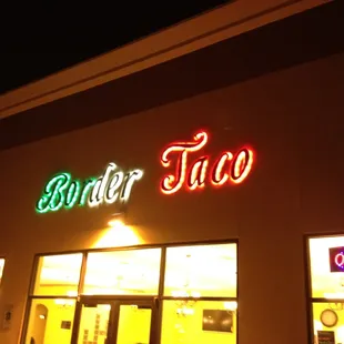 the front of a restaurant at night