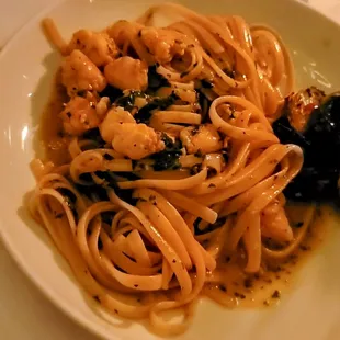 Linguine with red shrimp and mussels