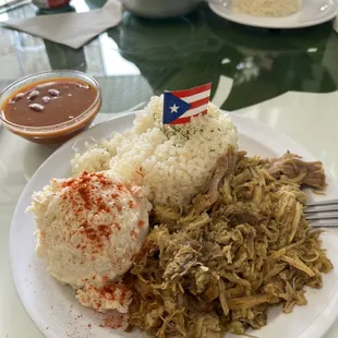Pernil, arroz con Habichuelas Rojas, Ensalada de Papa
