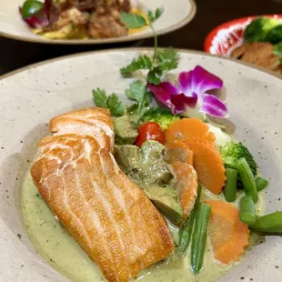 @foodie_starry   SALMON CHILI AVOCADO