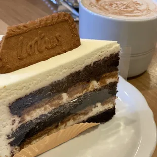 Biscoff cake and chai tea latte