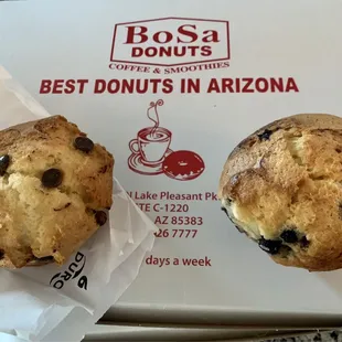 Chocolate chip muffin, blueberry muffin