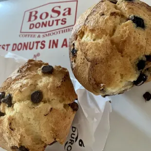 Chocolate chip muffin, blueberry muffin