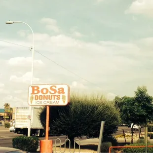 a bosa donuts sign