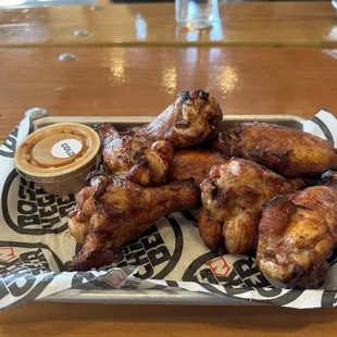 Chickn wings and gold sauce