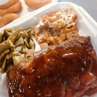 BBq ribs, sweet potato with marshmallows and green beans