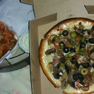 8" big o, 5 hot garlic parmesan wings.