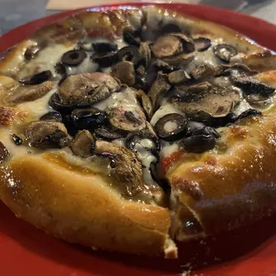 Mushroom and black olive pizza