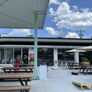 the outside of a restaurant