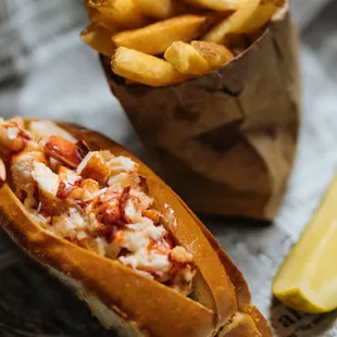 Naked Maine Lobster Roll @ Boston Commons Nashville