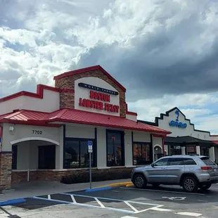 the outside of the restaurant