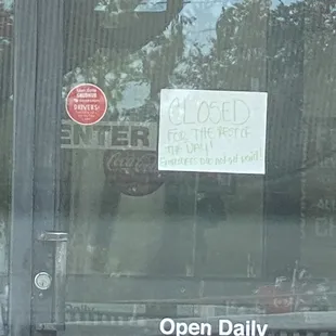 CLOSED FOR THE REST OF THE DAY! EMPLOYEES DID NOT GET PAID!