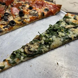 Spinach garlic 19" Spinach, Garlic And Mushroom Pizza