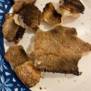 Burnt crust, huge end crust with not enough toppings.  Aiea's is better.