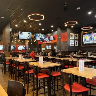 look at the atmosphere sold delightful so bright so peaceful. I like to come in and relax and watch the game and eat.