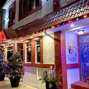 the outside of the restaurant