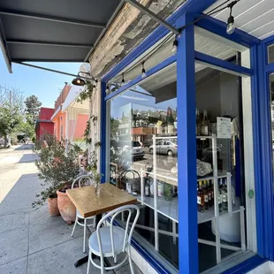 the outside of the restaurant