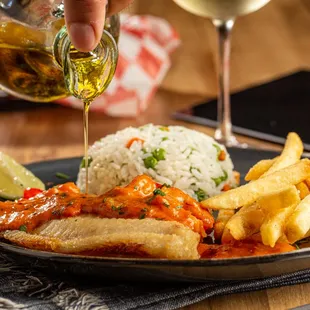 TILÁPIA FILET with SHRIMP SAUCE

Served with greek rice pilaf and French fries.