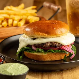 BOTECO BURGER

Juicy 8oz beef pay, mozzarella cheese, onions, field greens
and tomatoes on a burger bun. Served with french fries.