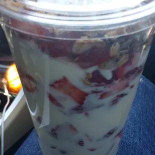 Tienen las mejores Fresas Con Crema en San Diego yo vivo se las recomiendo no se arrepentiran