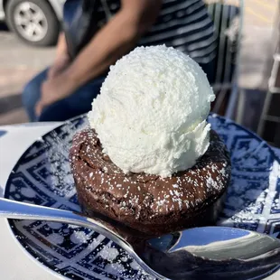 Brownie sundae with vanilla