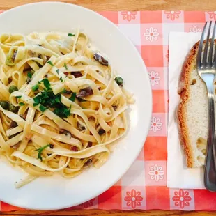 Fettuccine Andrea: Prosciutto ,sweet pea, mushroom, cream &amp; truffle oil.
