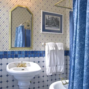 Fergusson Room on second floor is small--the original sun porch--with 2 twin beds. Great bathroom has clawfoot tub with shower.