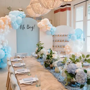 Private dining room seated for 26 with three wall arches, three balloon garlands and 18 floral arrangements.