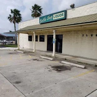 the outside of a liquor store