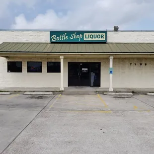 the front of a bottle shop liquor store