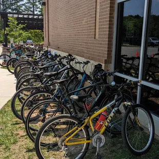 a row of bicycles parked in front of a building