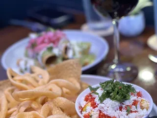 Sangria y Cerveza - Tacos & Tapas Lounge