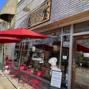 the outside of the restaurant