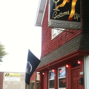 a sign for bottom's up