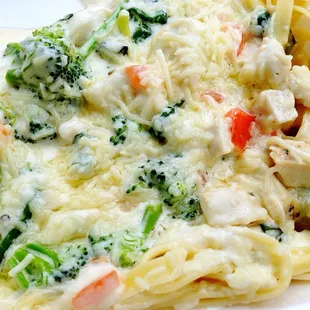 a plate of pasta with chicken and vegetables