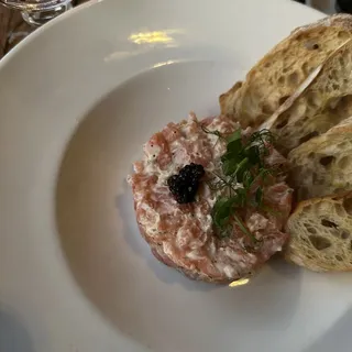 SAUMON TARTARE AU CAVIAR