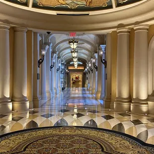 Hallway in Venezia tower to Bouchon restaurant