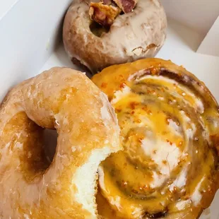 Original glazed yeast donut, organize Donna-dough, maple bacon cake donut