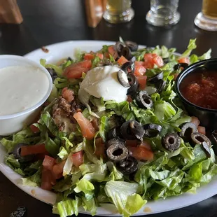 a plate of salad with dressing