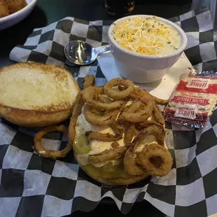 Garlic aioli burger with soup of day, meh