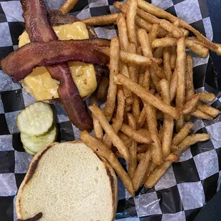 Bacon Cheeseburger with tap house fries