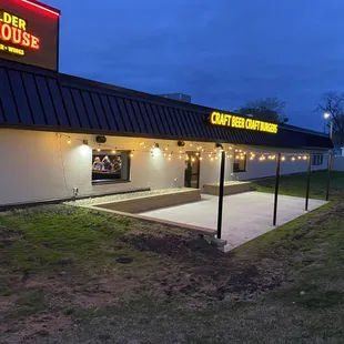 the outside of the restaurant