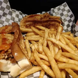 Pulled pork sandwich w/FF