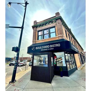 Boulevard Bistro 2753 N Western Ave, Chicago, IL .Sharp Corner Western/Elston . Cool!